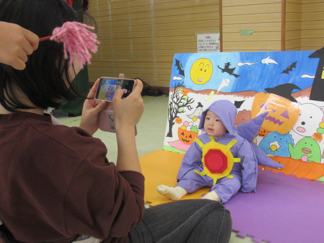 母が撮影スポットで写真撮影している写真