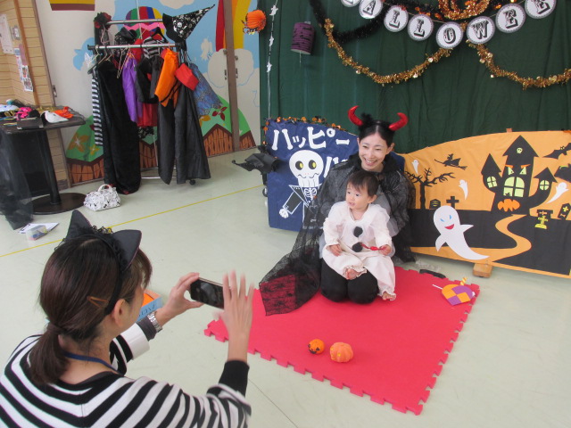 撮影スポットで幼児親子を撮影している写真