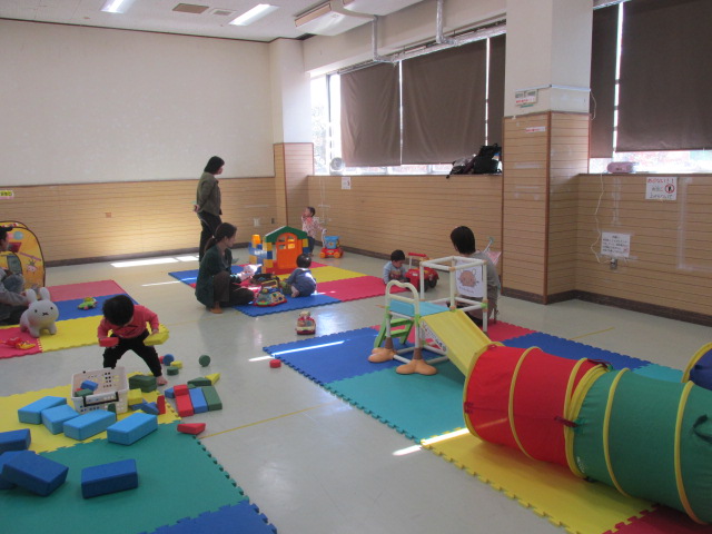 集会室にキッズトンネルや大きなブロックが置かれている会場内の写真