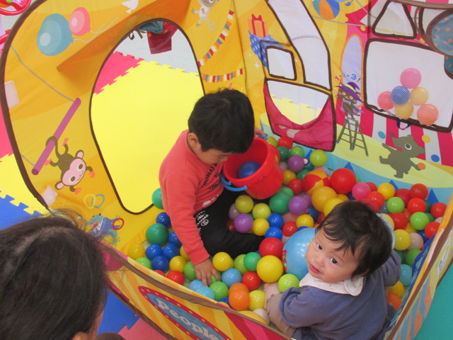 幼児さんがボールプールで遊んでいる写真