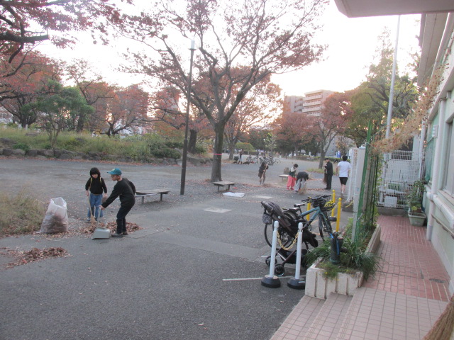みんなで園路を清掃している写真