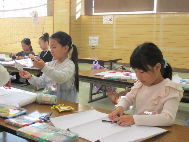 女の子たちがインディアンクロスを作っている写真