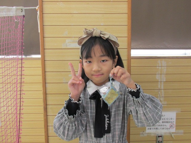 完成したインディアンクロスを見せてピースをしている女の子の写真