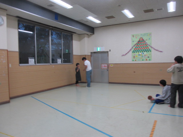 小学生と中学生がじゃんけんをしている写真