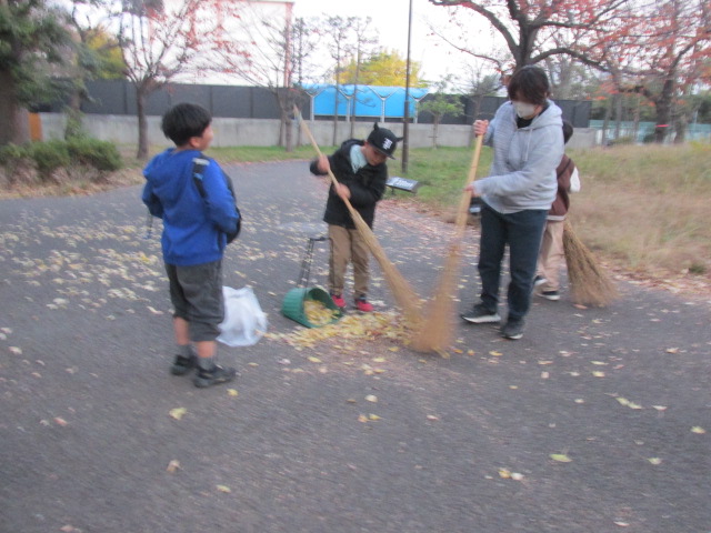 園路の落ち葉を掃いている写真