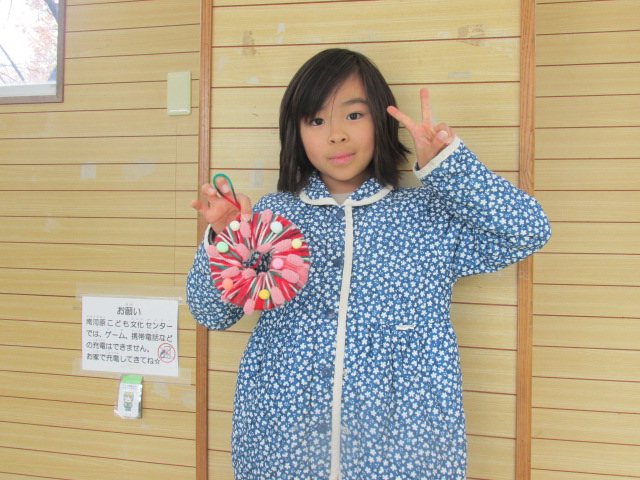 女の子がリースを持っている写真