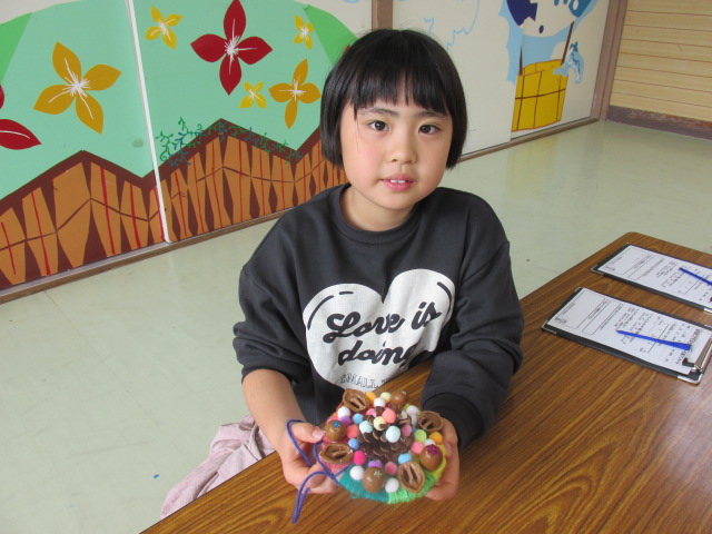 完成したリースを見せている女の子の写真