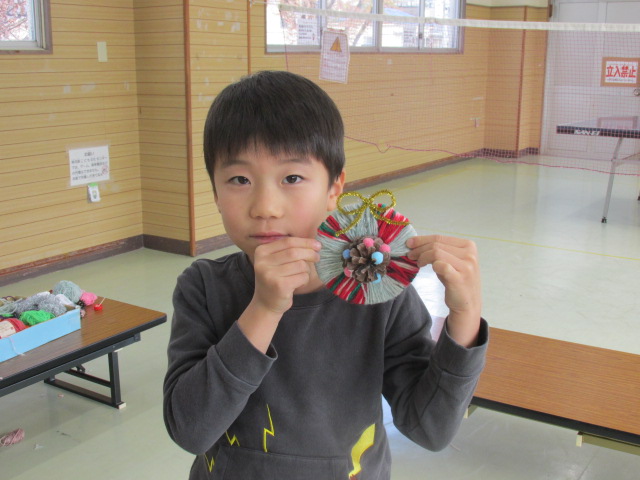 完成したリースを見せている男の子の写真