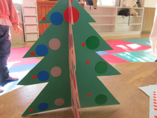 シール貼りしたクリスマスツリーの写真