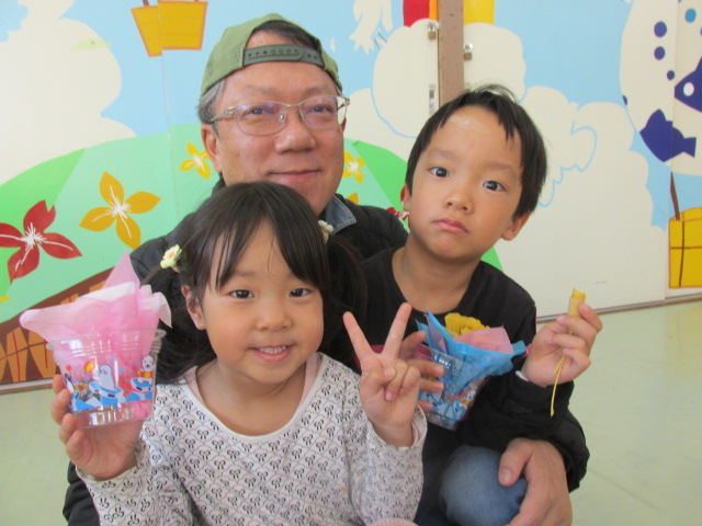 兄妹とお父さんが作品を持っている写真