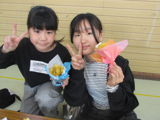 女の子二人お友だち同士で作品を見せてピースしている写真