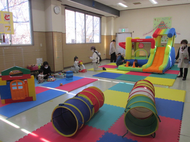 集会室の大きな遊具で遊んでいる写真