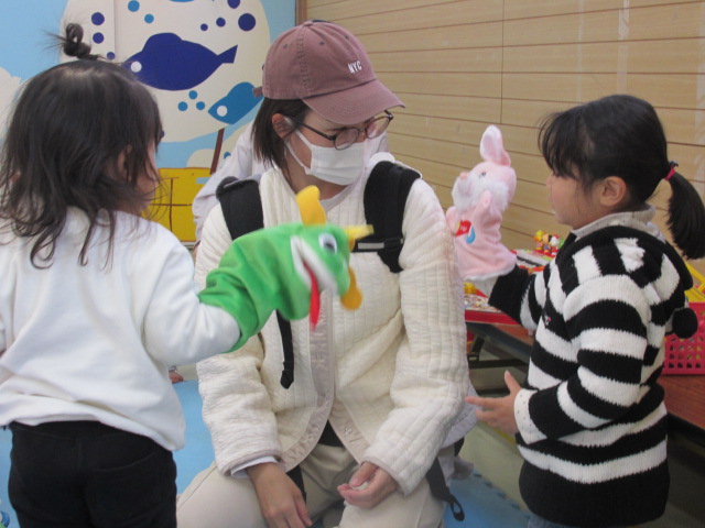 ハンドパペットで遊ぶ幼児の写真
