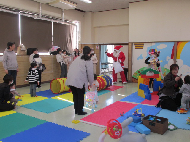 会場にサンタクロースが登場している写真