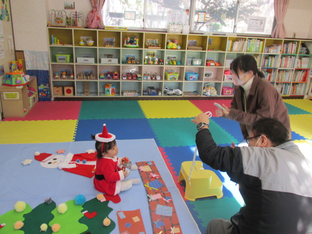 子どものフォトアート写真を撮っている母親の写真