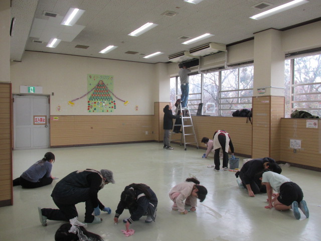 集会室を大掃除をしている写真