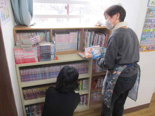遊戯室の本棚を掃除している写真