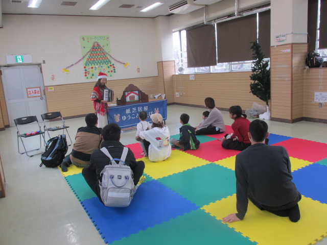 幼児親子が紙芝居を見ている写真