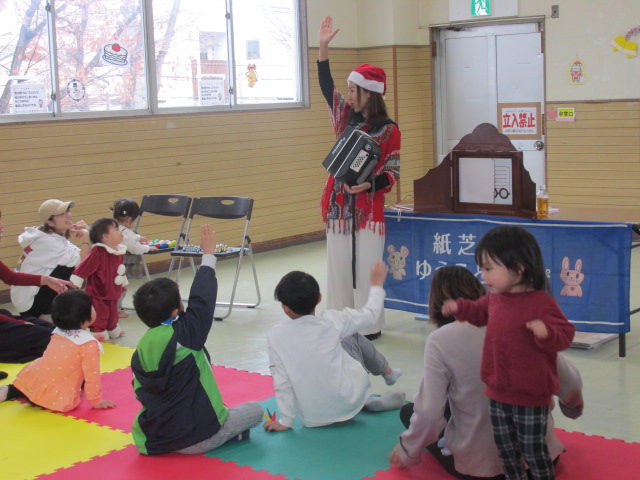 演者が子どもに挙手を促してコミュニケーションをとっている写真
