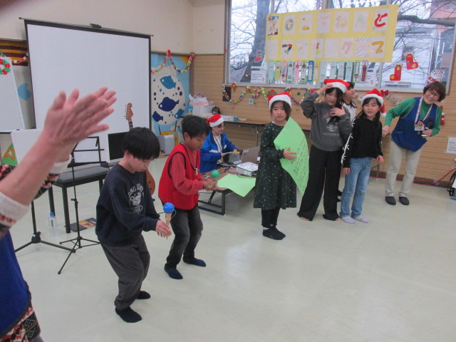 子どもたちが特技のけん玉を披露している写真