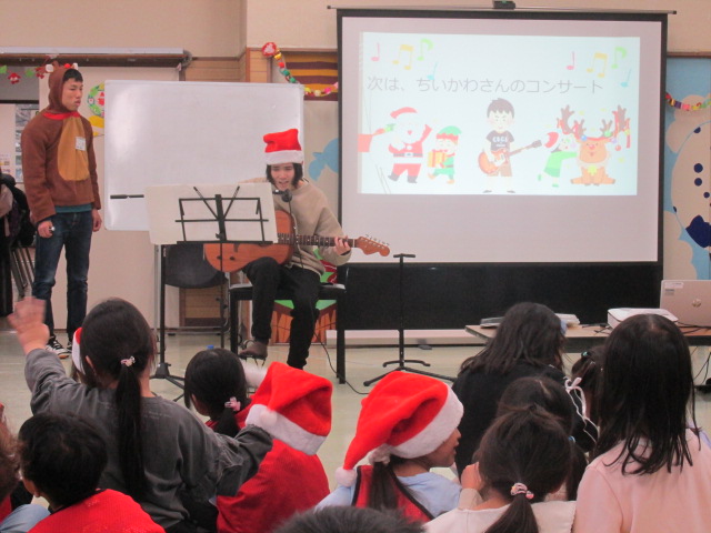 高校生が弾き語りをしている写真