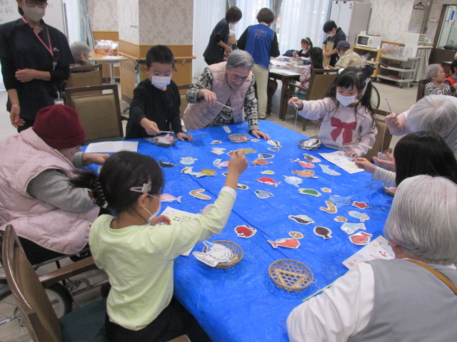 魚釣りを楽しんでいる写真