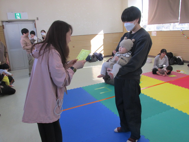 賞状の表彰を受けている乳児親子の写真