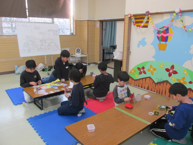 ポケカをしている子どもたちの写真