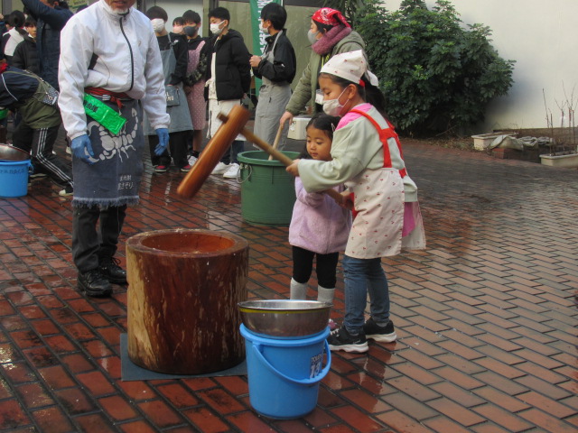 姉妹でおもちつきをしている写真
