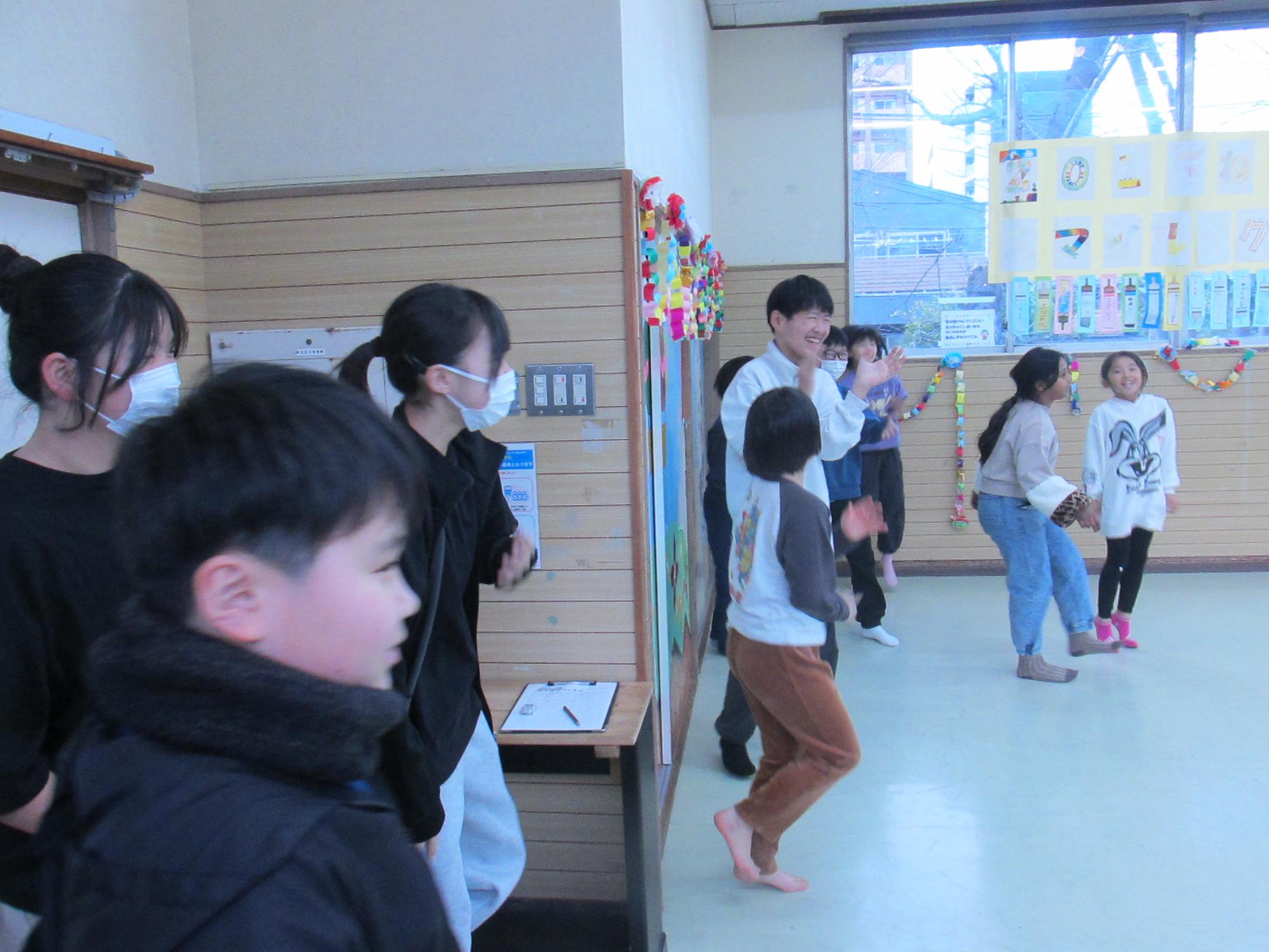 楽しそうに走る準備をしている子ども達の写真