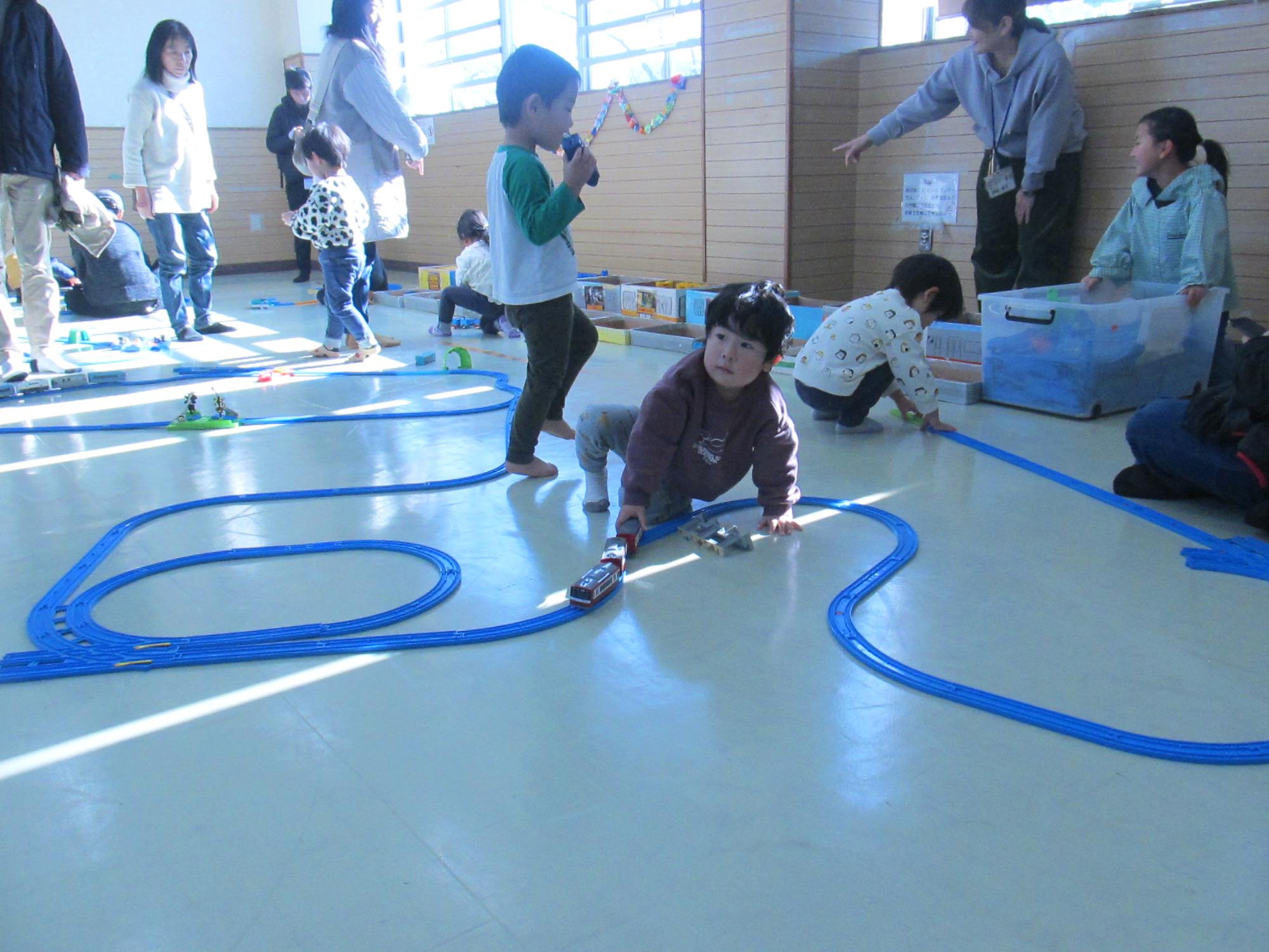 いろんなレールや電車から好きなパーツを選んで遊んでいる写真