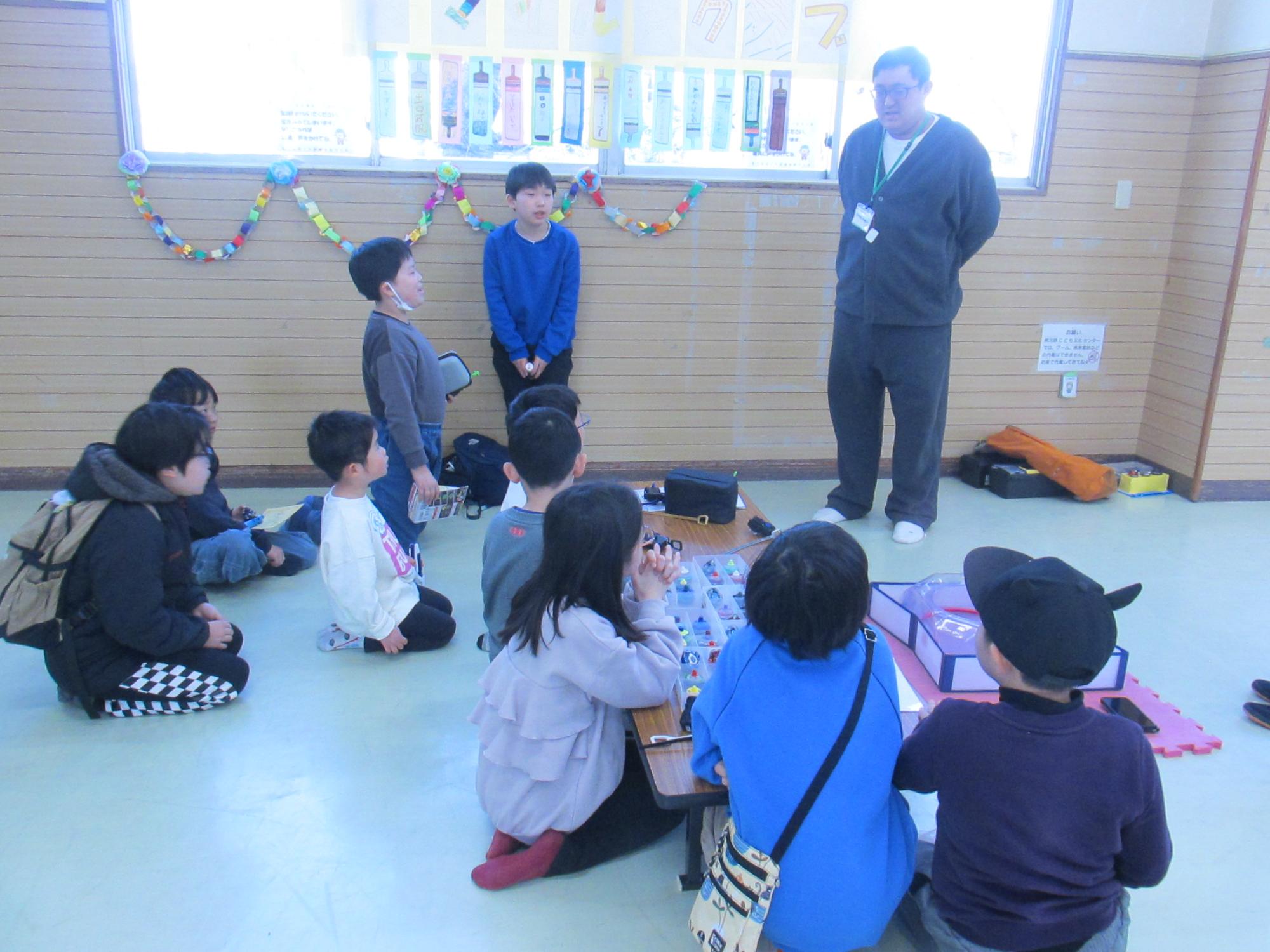 講師まじかるおにぃのお話をみんなが聞いている写真