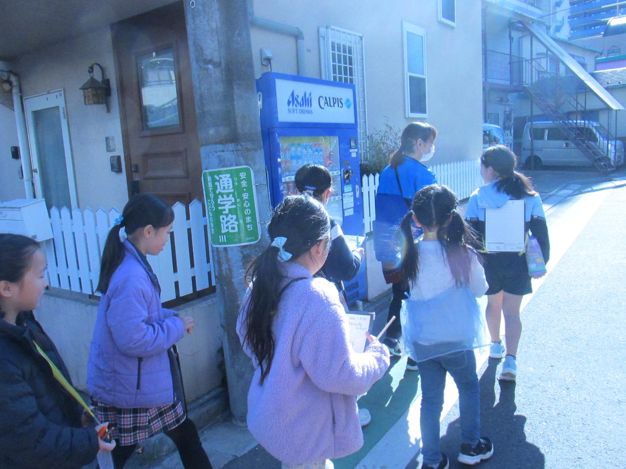 安全を確認しながら通学路を歩いている写真