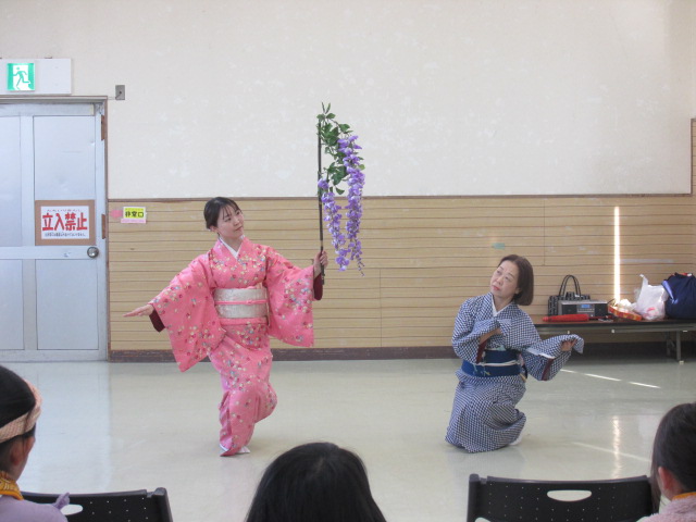 日本舞踊の先生の演舞をみんなで観ている写真