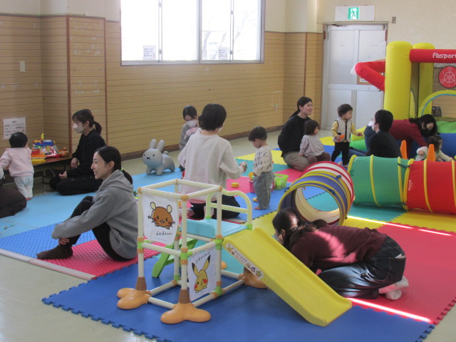 たくさんの幼児親子さんがにぎわっている写真