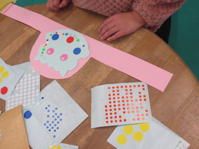 おにのお面にシールを貼った写真