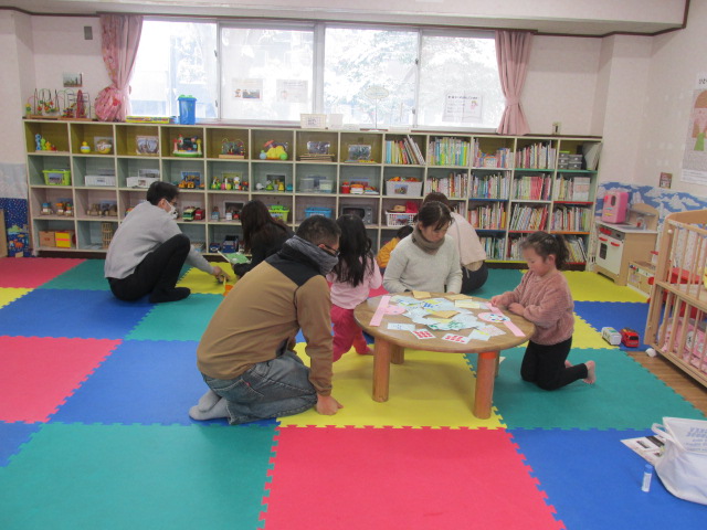 シール貼り工作をしている子どもたちの写真