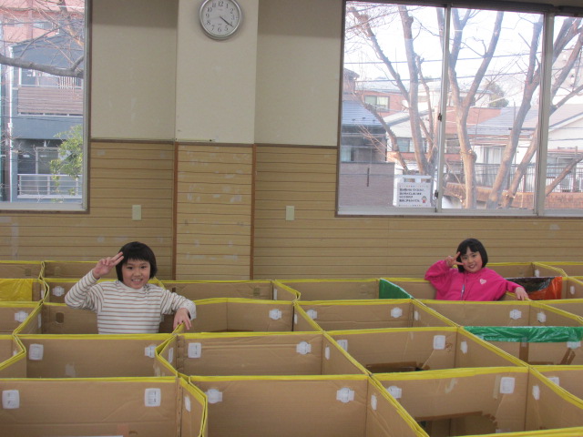 ダンボール迷路をしている子どもたちの写真