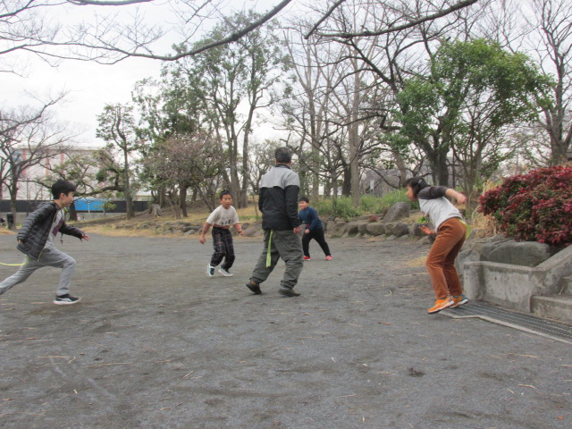 しっぽとりをして遊んでいる写真