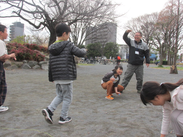 キャップオニをして遊んでいる写真
