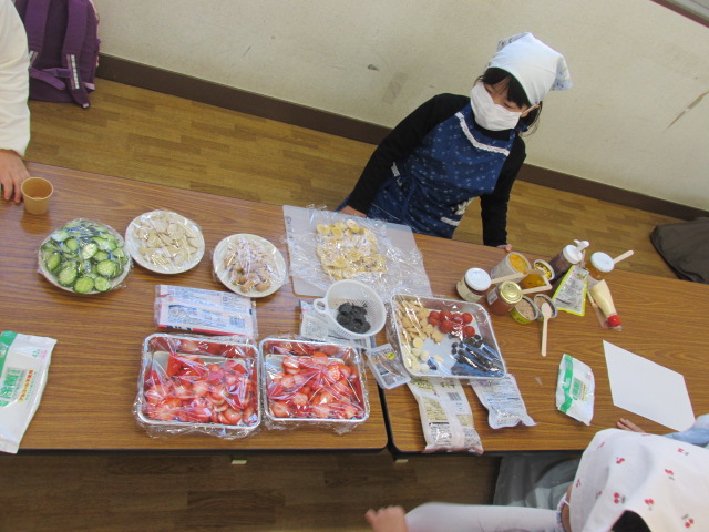 テーブルにクッキングの食材が並んでいる写真