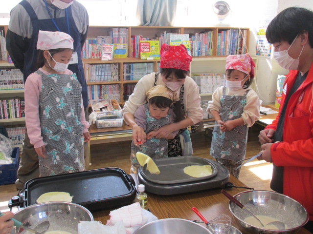 クレープの皮を焼いている写真