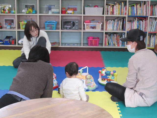 相談員が保護者とお話ししている写真