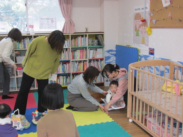 体重計に子どもを乗せている写真