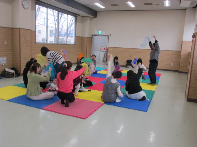 カラフルな布を使って遊んでいる写真