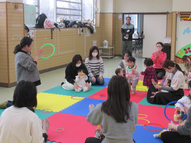 カラフルな輪っかで遊んでいる写真