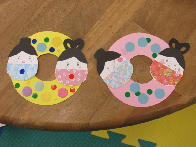 黄色とピンクのお雛様リースの写真