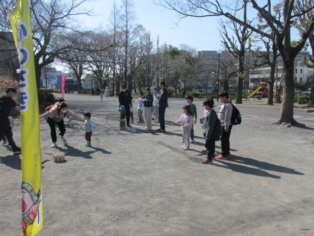 公園にのぼりを立ててモルックをしている写真