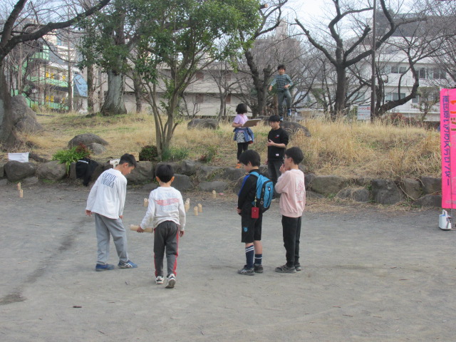 子ども同士でモルックを楽しんでいる写真