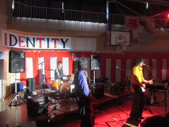 高校生がバンド演奏している写真